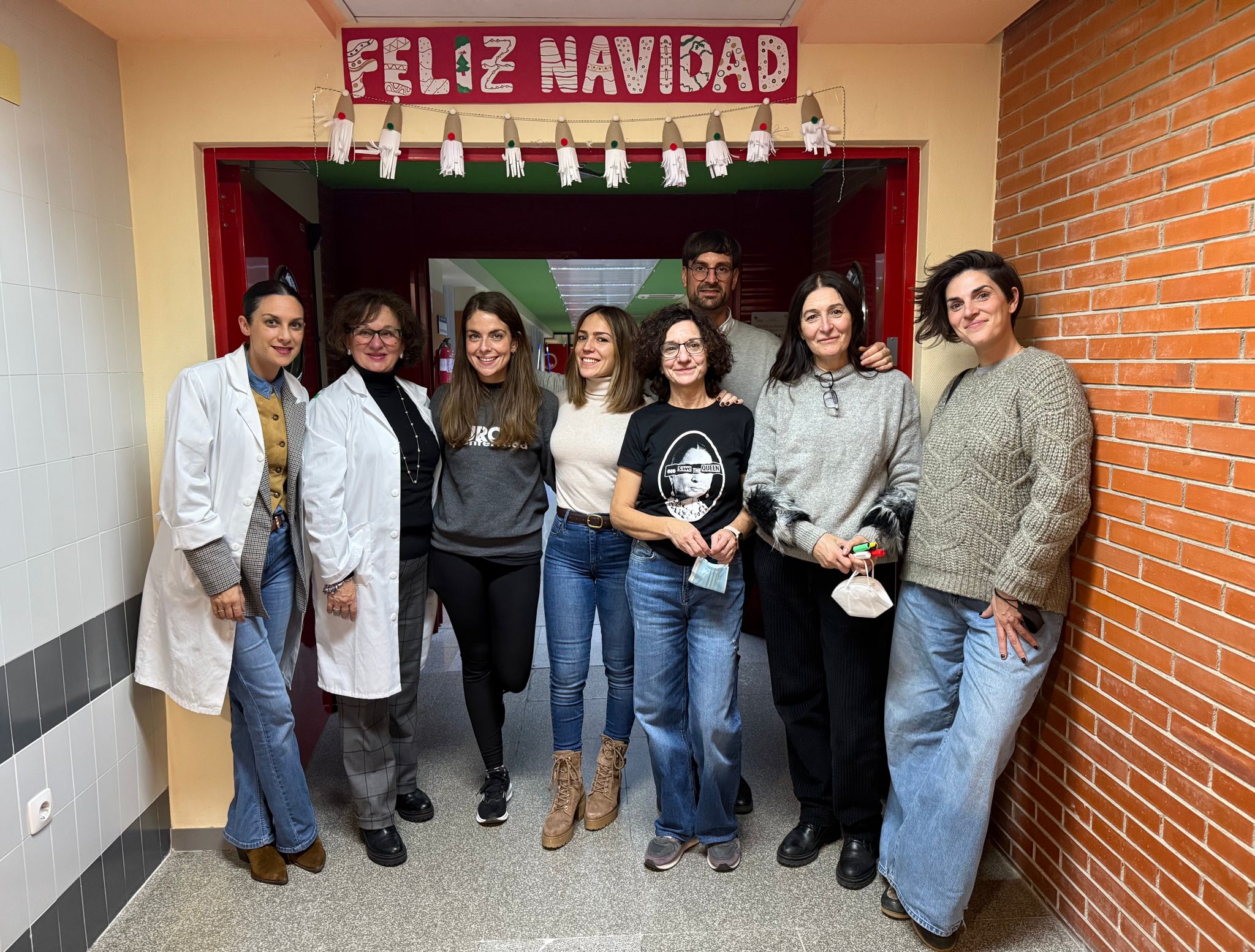 Foto grupal de los decoradores de los adornos de Navidad 2025