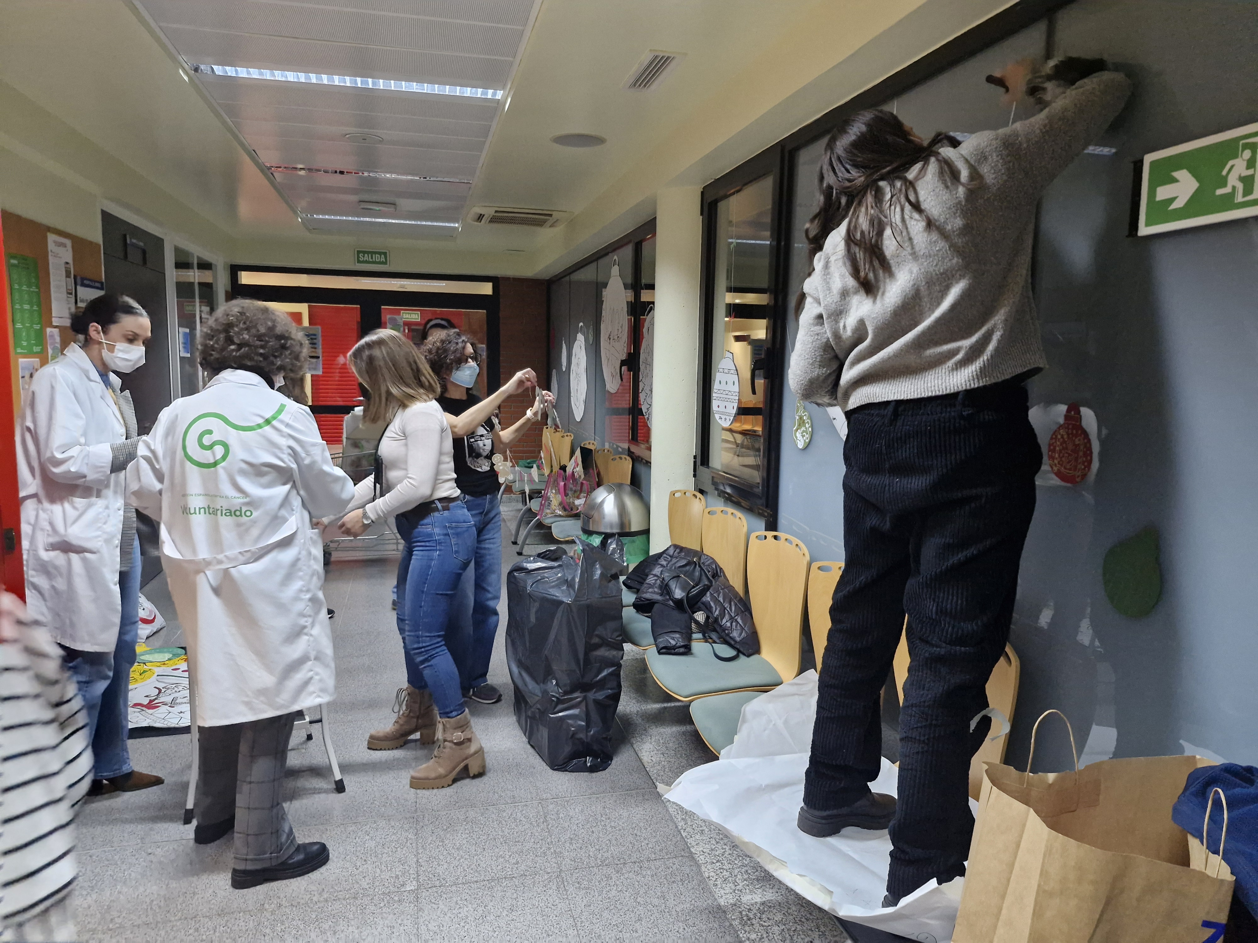 El IES Europa y la Asociación Española Contra el Cáncer de Ponferrada decorando el pasillo de oncohematología (2)