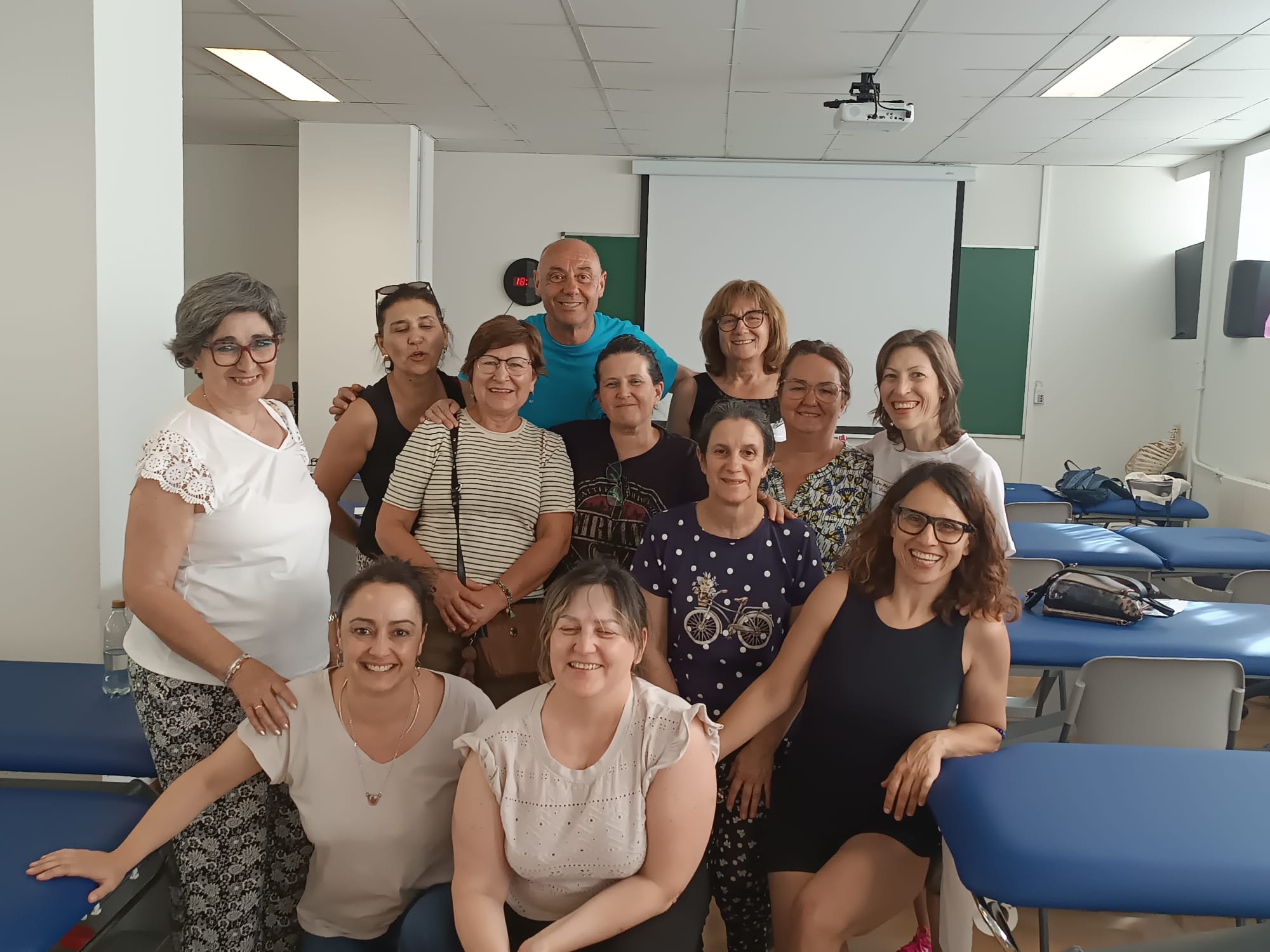 Las fisioterapeutas de la Gasbi Yolanda Escribano y Ana Martínez junto con el primer grupo del taller