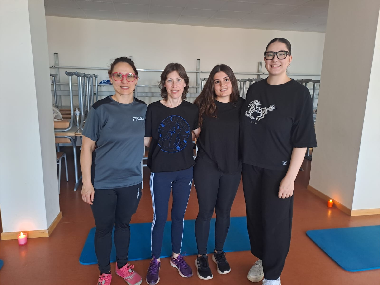 Las fisioterapeutas de la Gasbi, Ana Martínez y Yolanda Escribano, junto a las alumnas de la ULE Lucía Mansilla y Carmen Montero