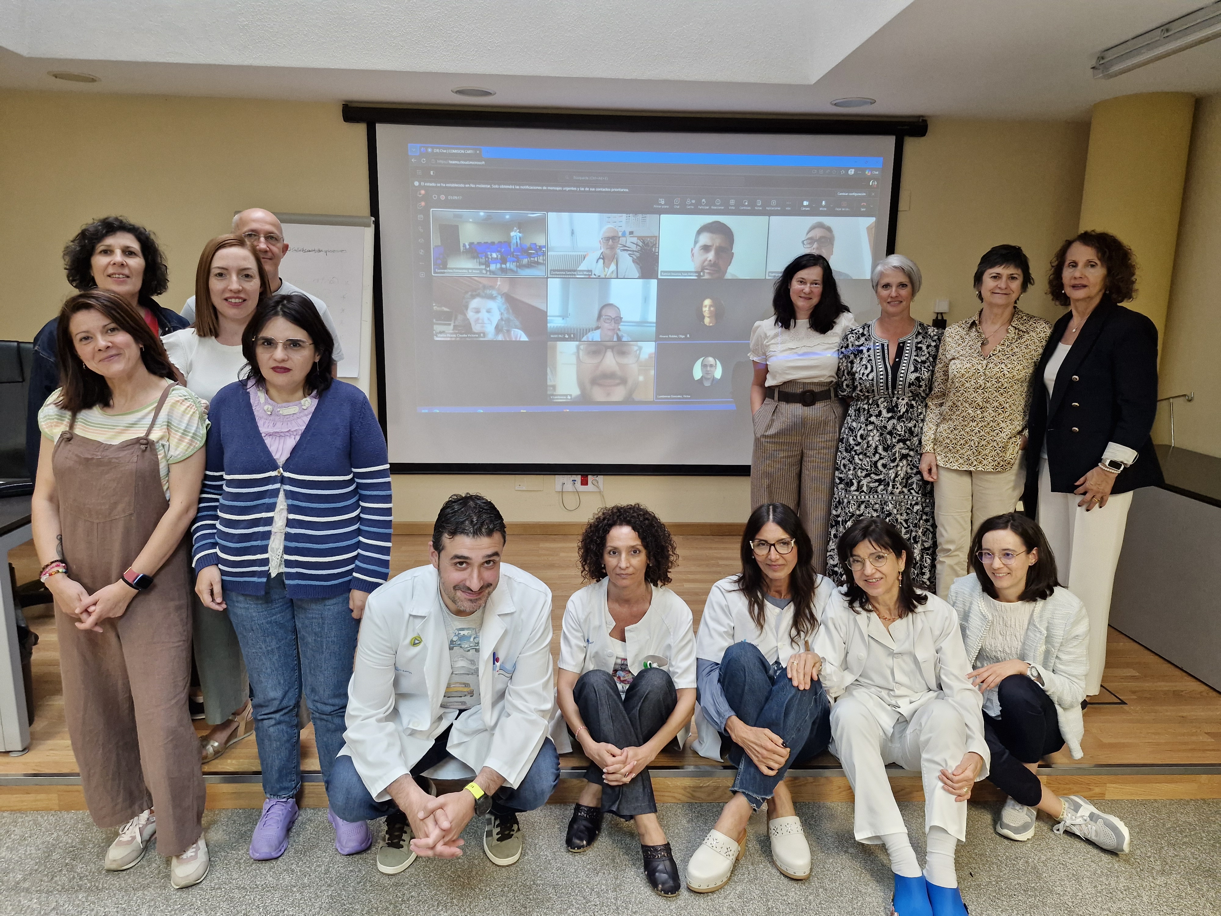 Foto de familia de la reunión para compartir los buenos resultados de la Cartera de Servicios de Atención Primaria