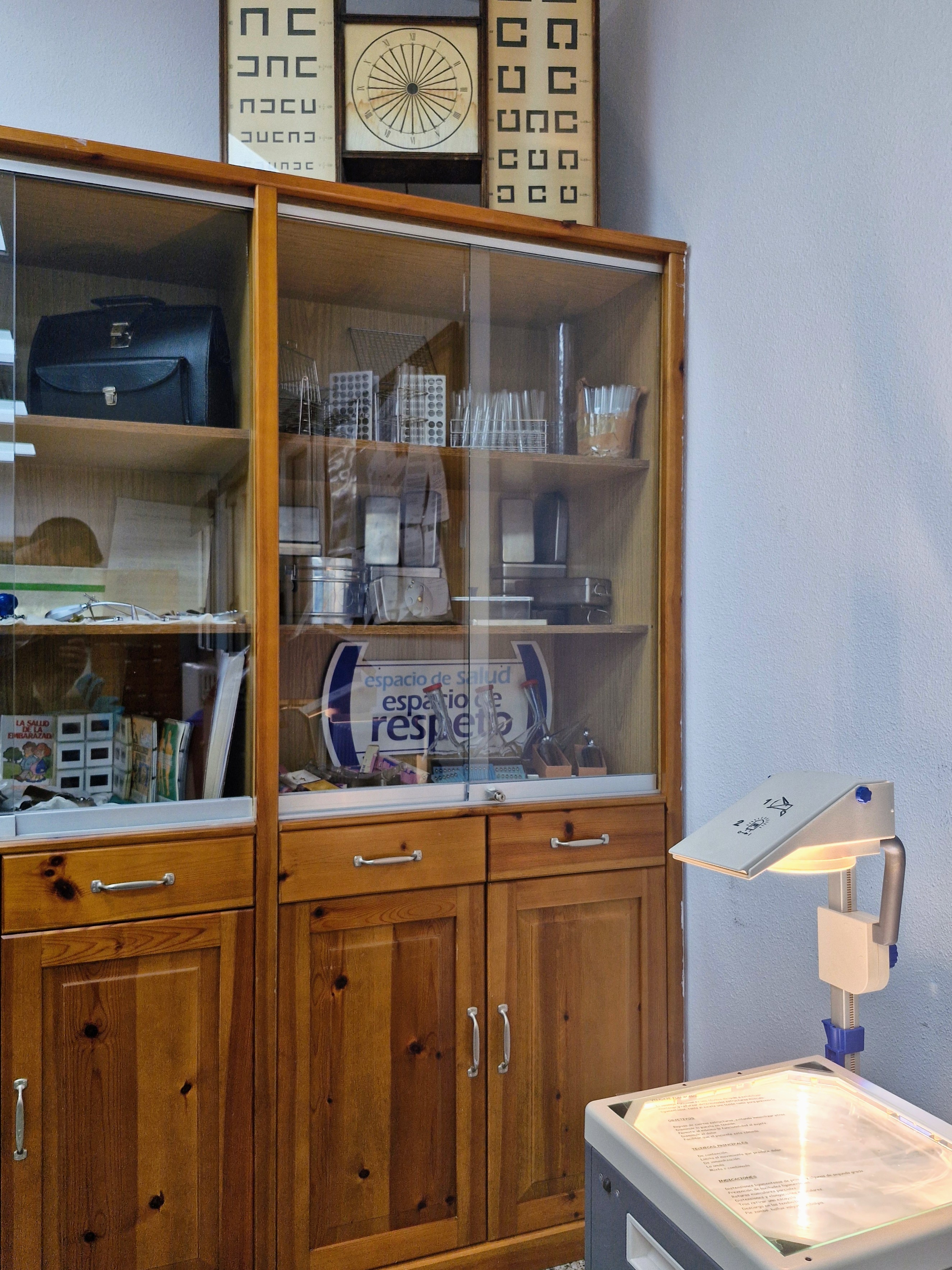 Museo con aparatos y utensilios antiguos en el Centro de Salud Ponferrada II (2)