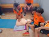 Los participantes del campamento realizando las prácticas del taller de RCP del Centro de Salud de Toreno (1)