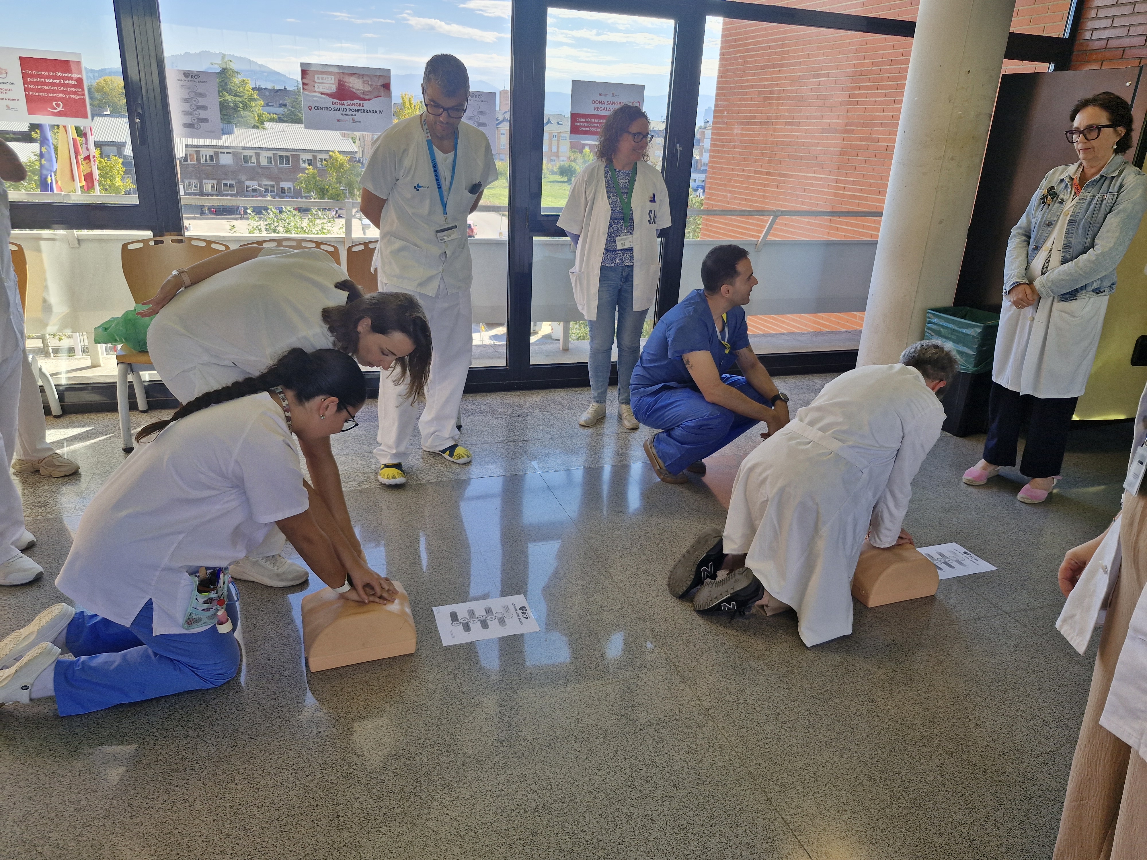 Taller de RCP en el Servicio de Cardiología del Hospital El Bierzo con motivo del Día Mundial de Concienciación ante la Parada Cardiaca (2)