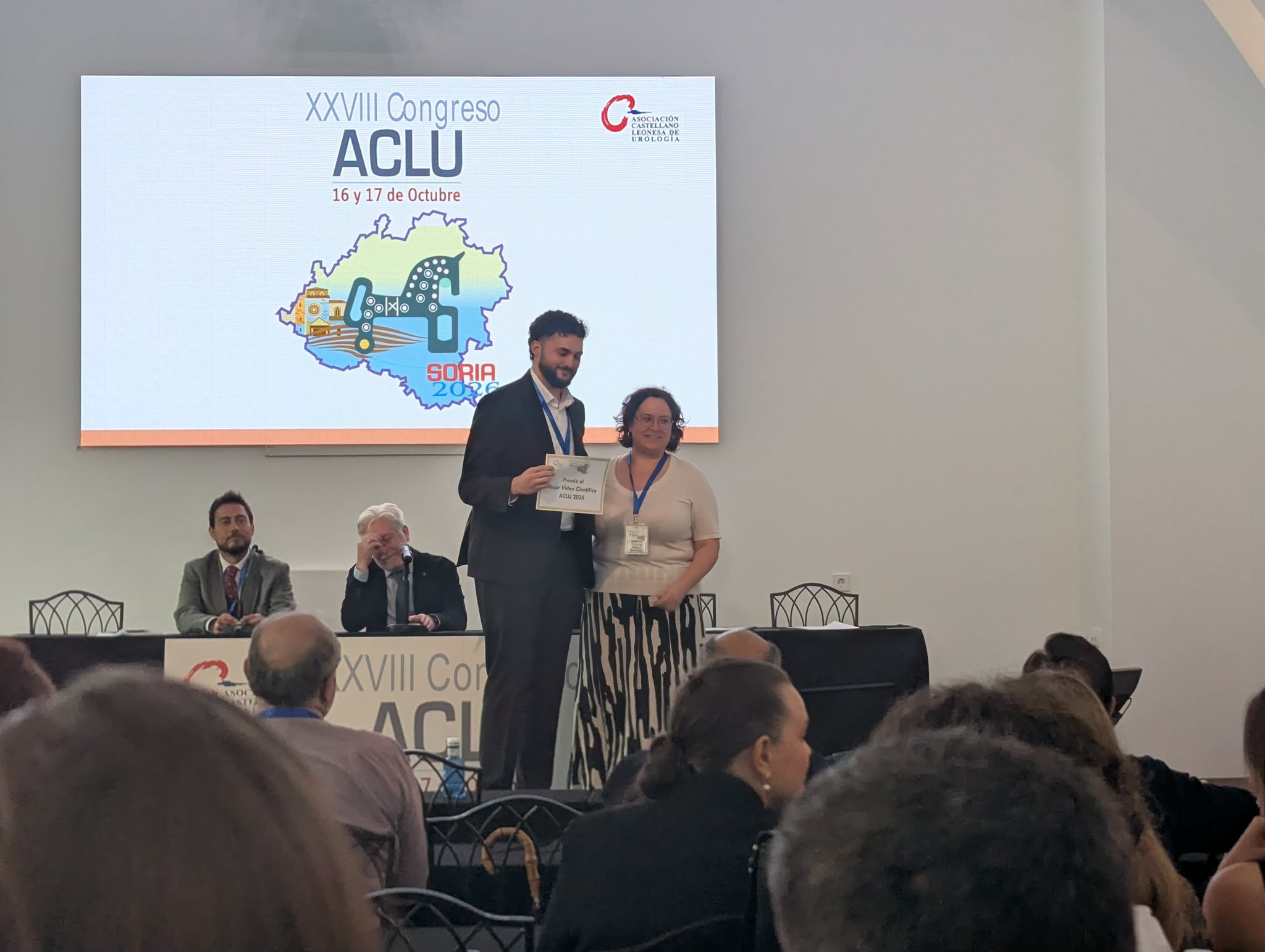 El residente del Servicio de Urología del Hospital El Bierzo, Jorge Esteban, recibiendo el premio por el mejor vídeo quirúrgico