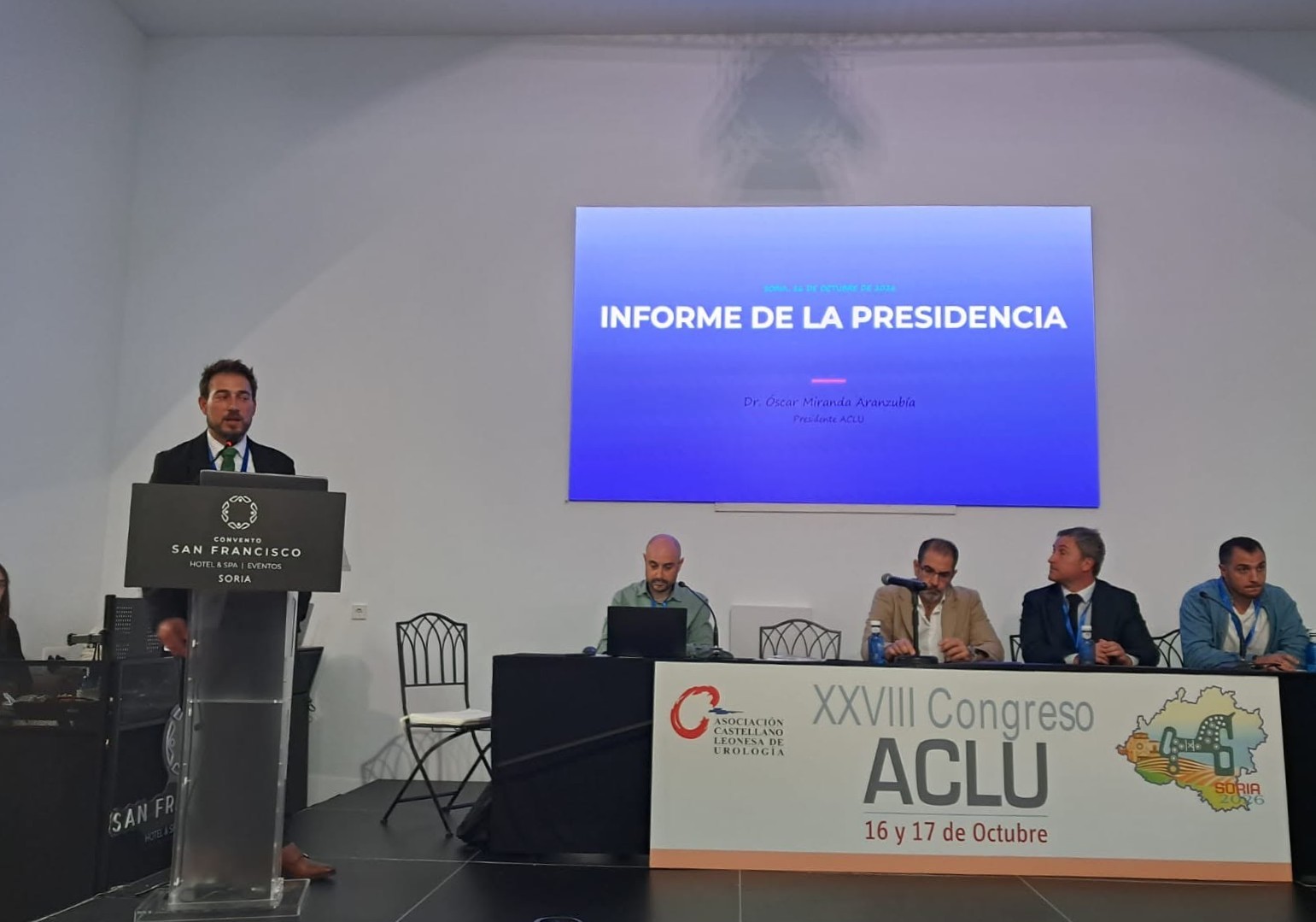 El jefe del Servicio de Urología y presidente de la ACLU, Óscar Miranda, durante su sesión en Soria