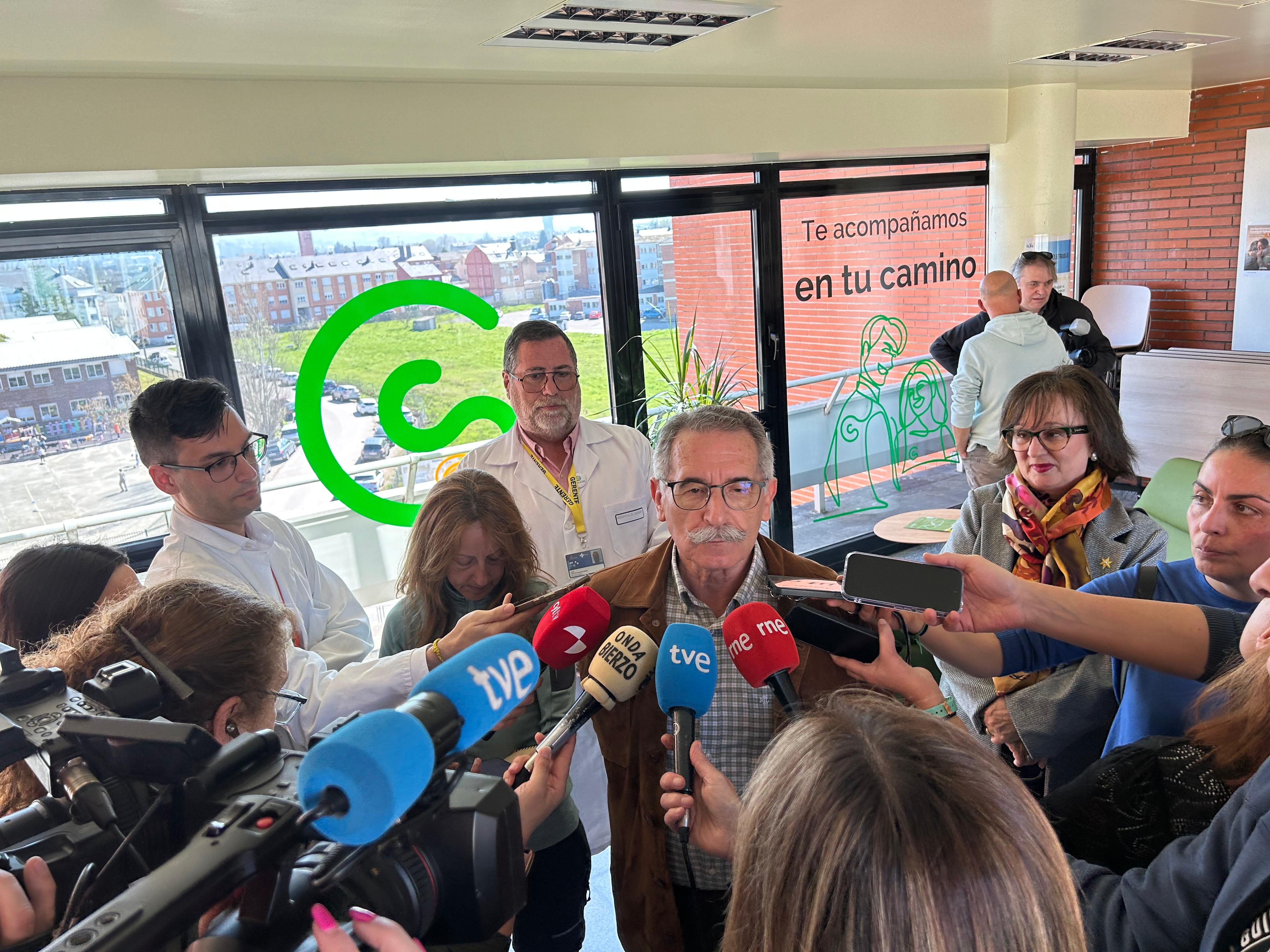 Estanislao de Luis atendiendo a los medios en la inauguración de la sala de respiro de Oncohematología del Hospital El Bierzo