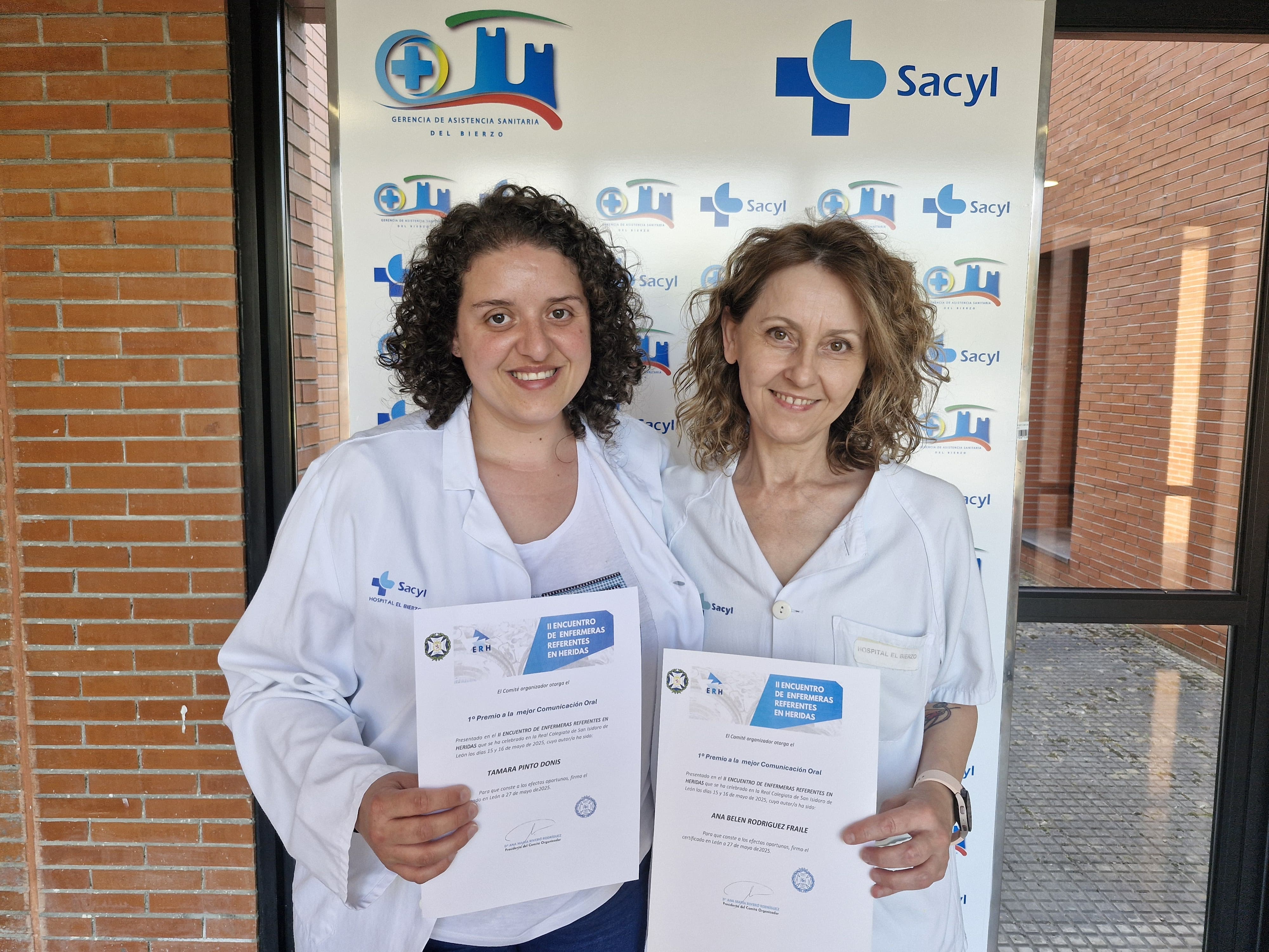 Las enfermeras Pinto y Rodríguez con el primer premio por su comunicación oral