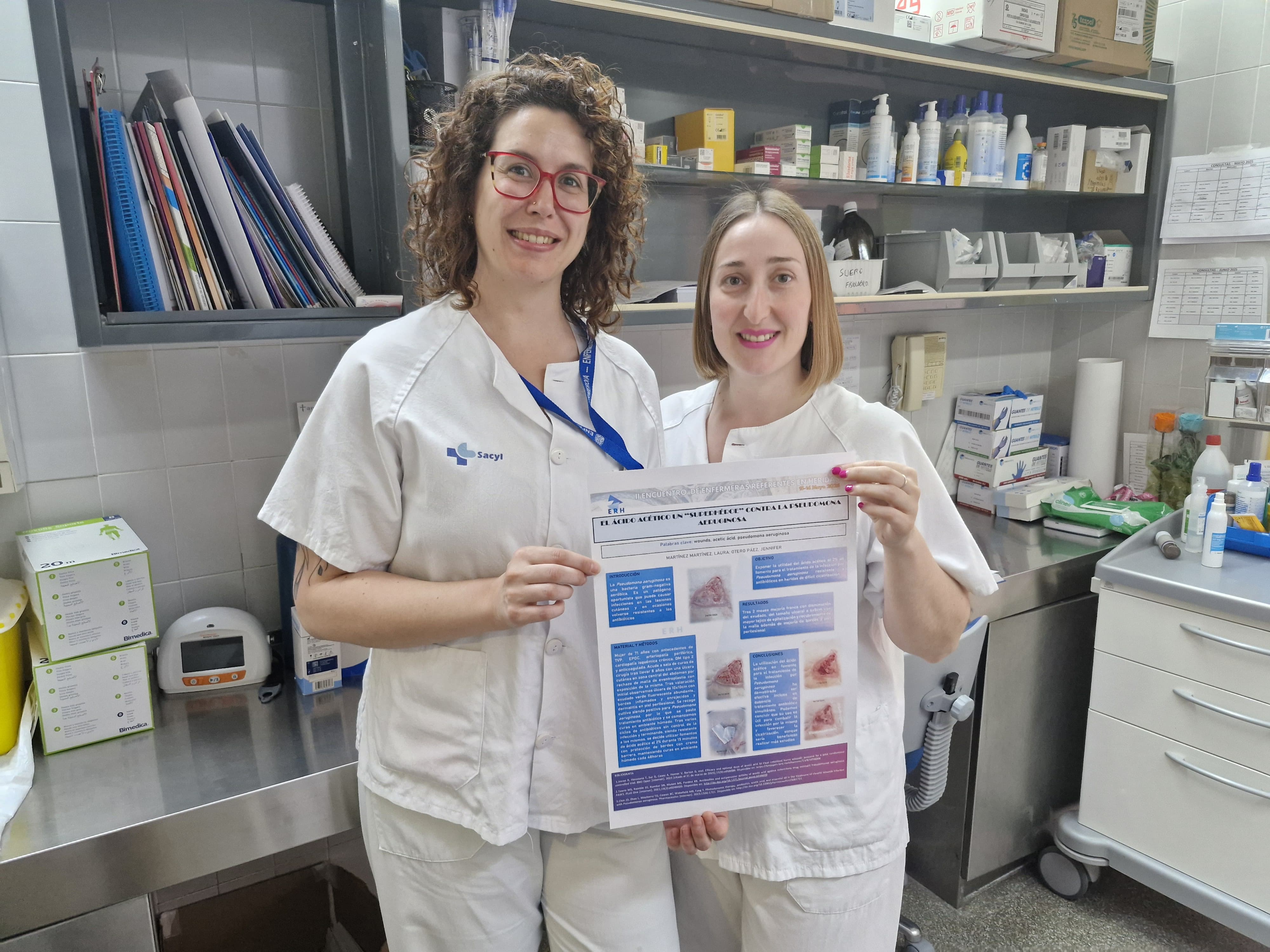 Las enfermeras Martínez y Otero con su póster sobre el ácido acético