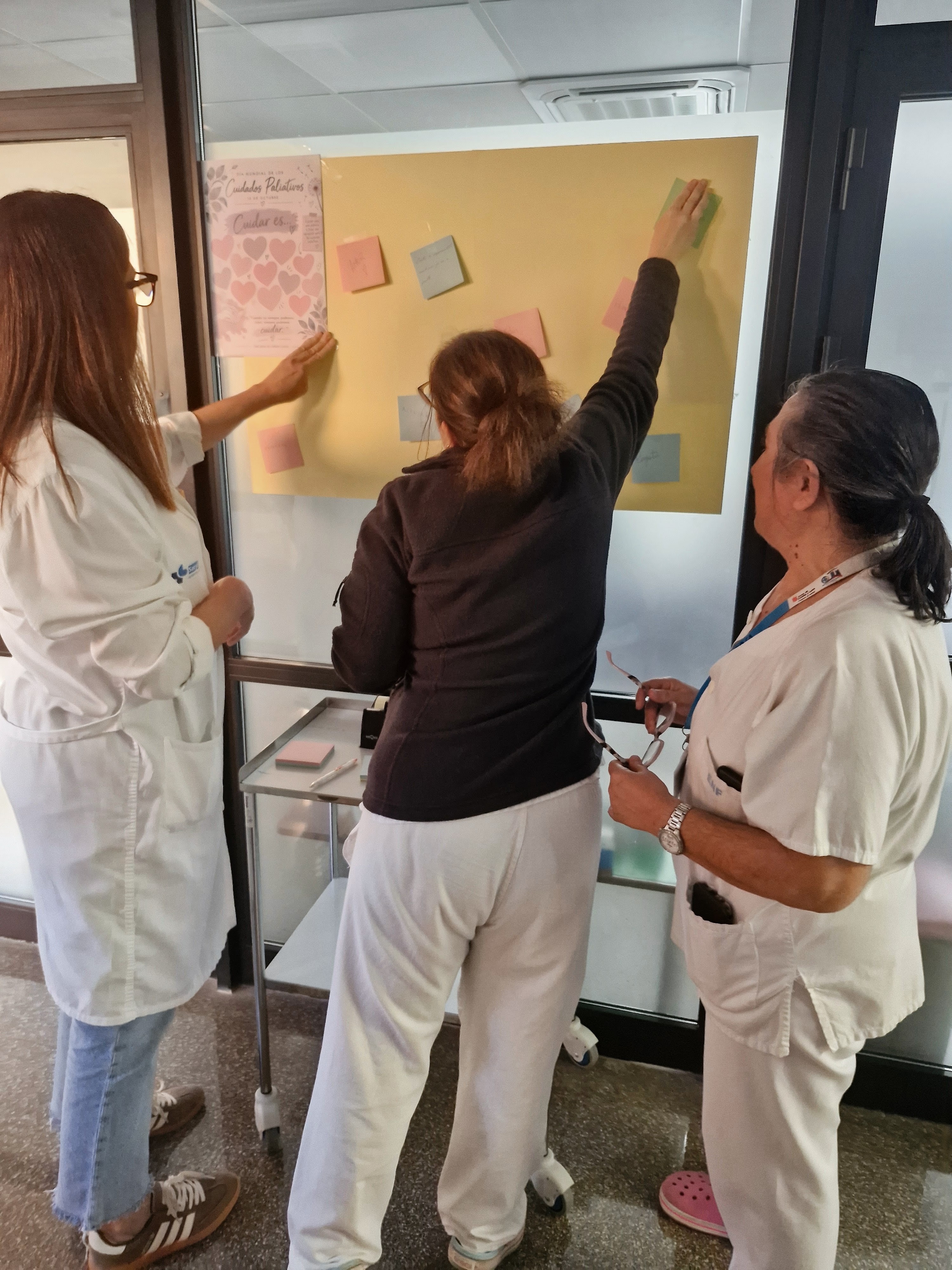 Los trabajadores de Paliativos escribiendo mensajes de apoyo (2)