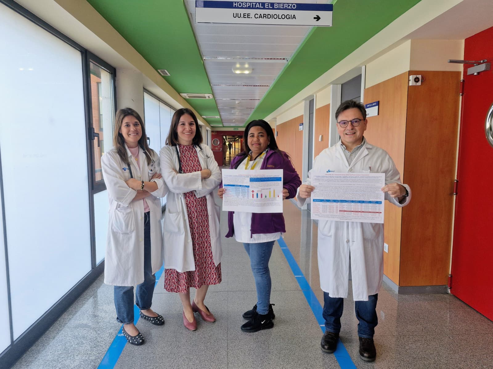 Laura de la Fuente, Emilse Martínez, Delmira Estévez y Favio Aníbal Rojas con los pósteres presentados