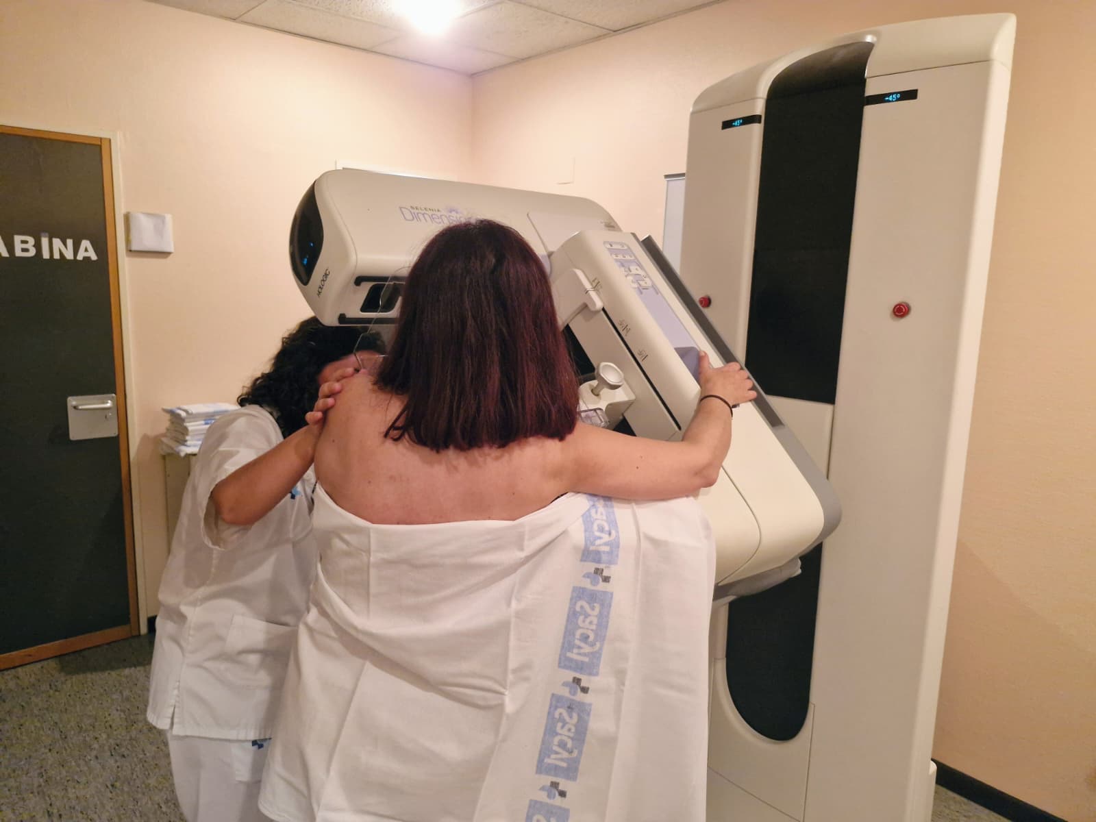 Una paciente de la Gasbi realizando una mamografía