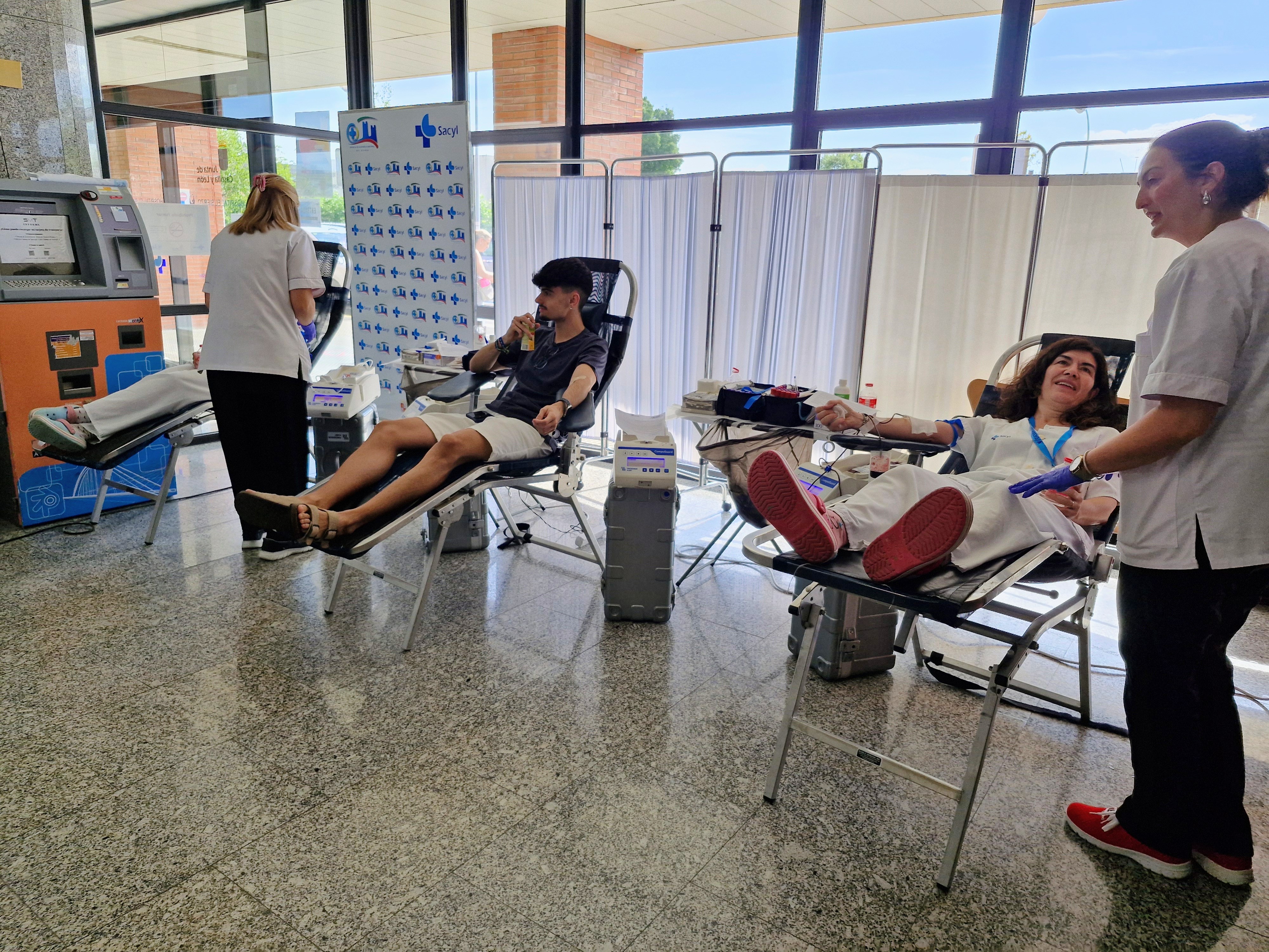 Donantes durante la maratón del viernes 26 de junio en el vestíbulo principal del Hospital El Bierzo
