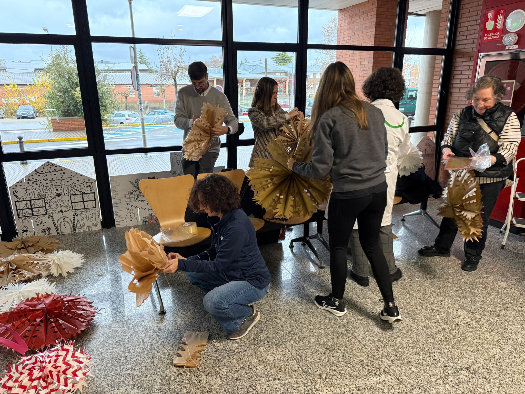 El IES Europa y la Asociación Española Contra el Cáncer de Ponferrada decorando el hall principal del Hospital El Bierzo por Navidad