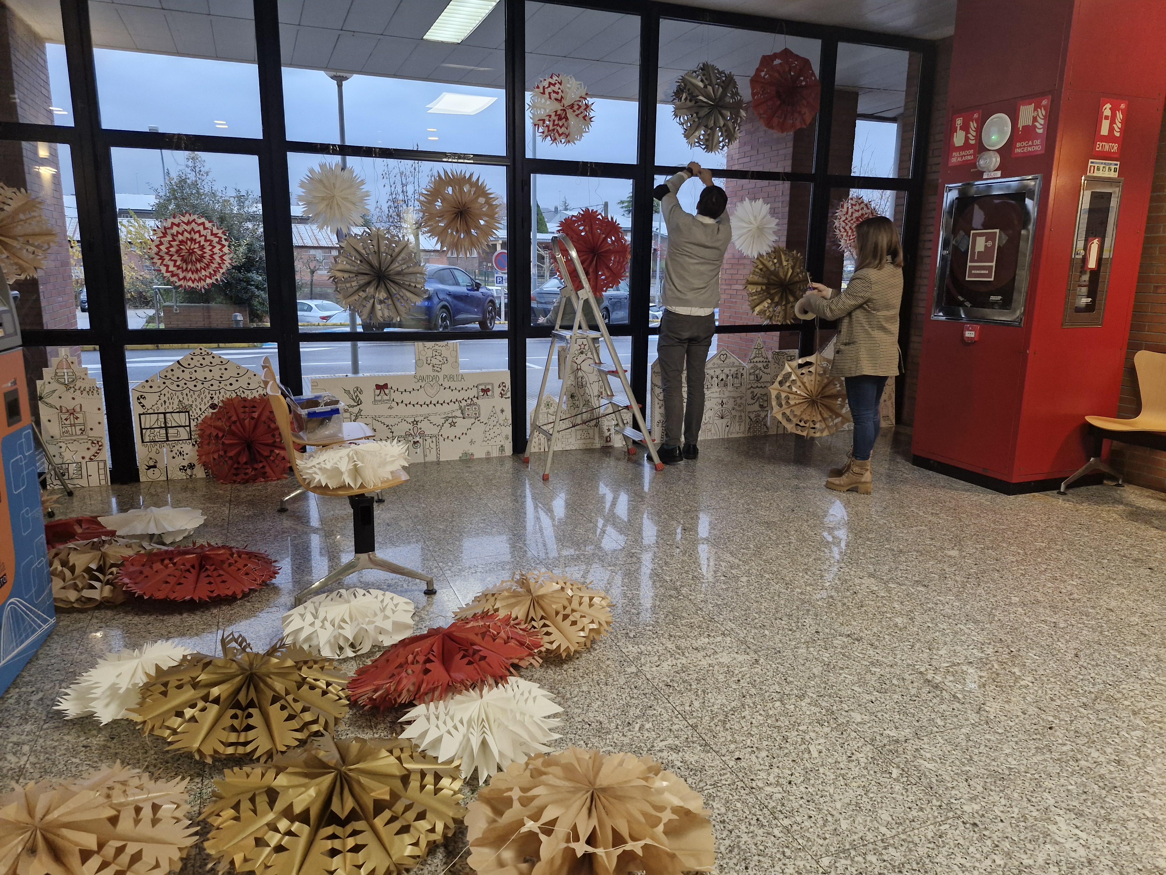 Decoración Navidad entrada principal Hospital El Bierzo 2025 (3)