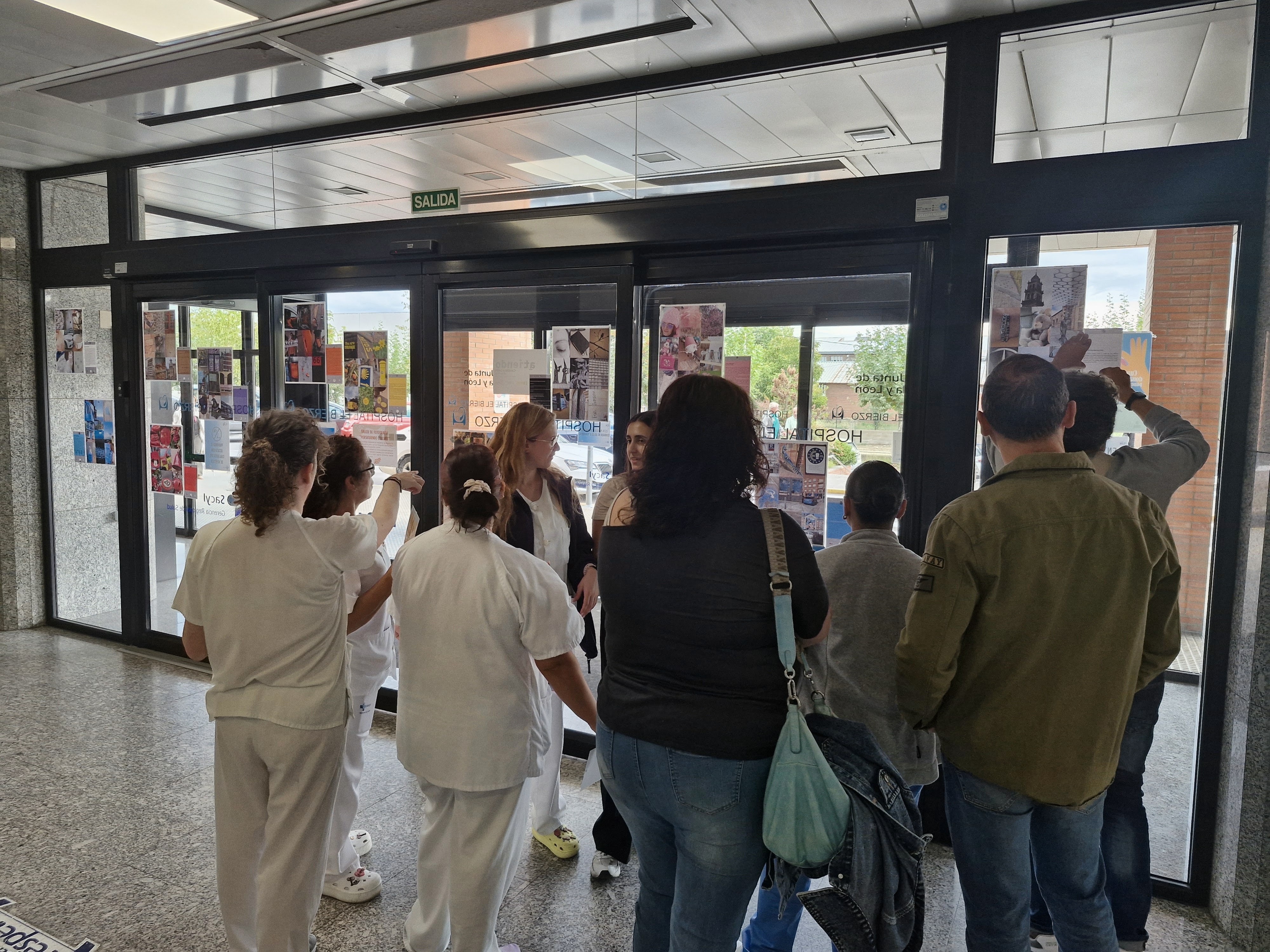 Los pacientes del hospital de día de Psiquiatría de la Gasbi decorando el Hospital El Bierzo (1)