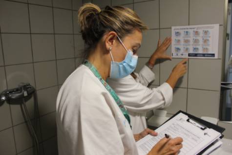 Profesionales sanitarios revisando técnica higiene de manos