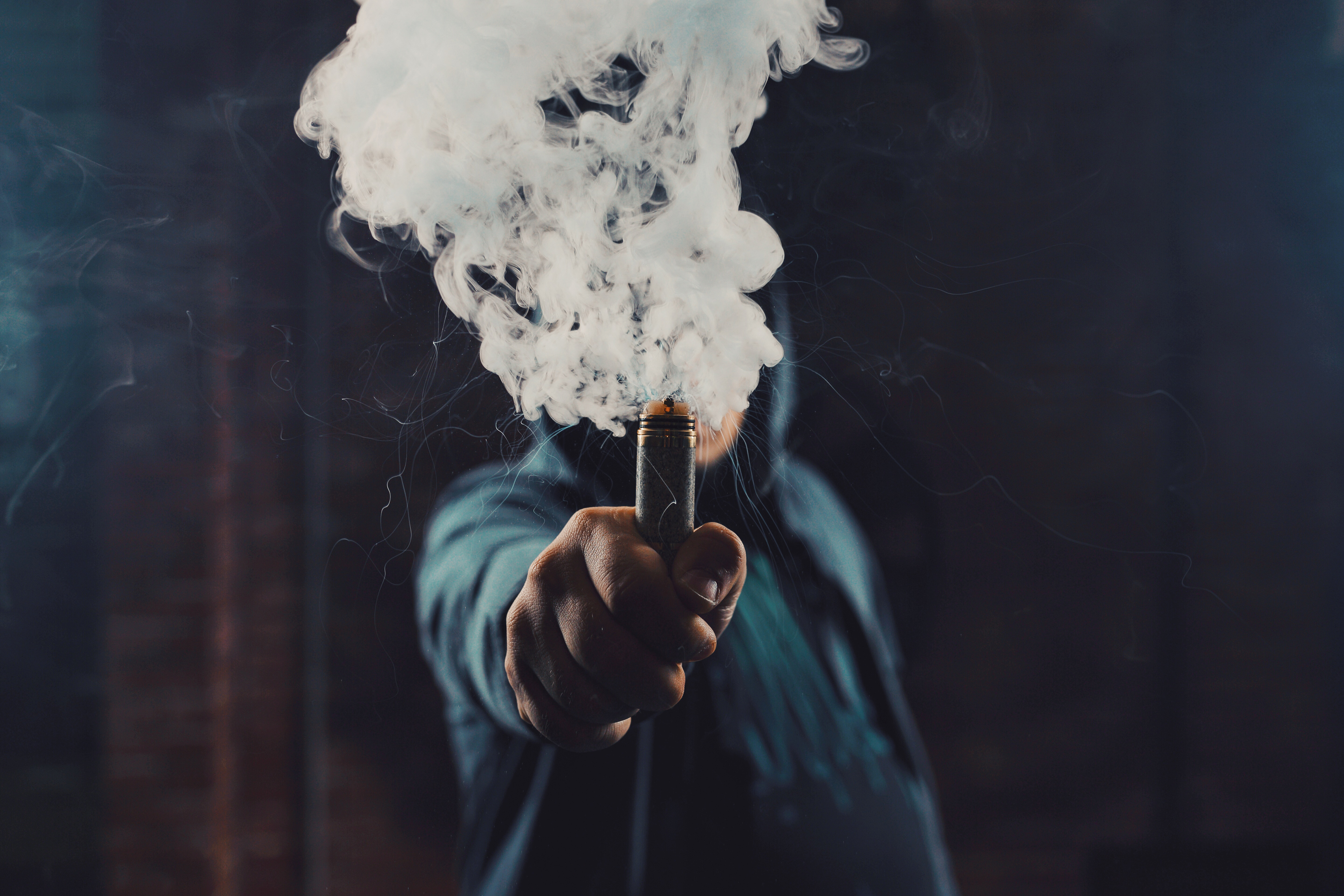 man-vaping-electronic-cigarette _2_