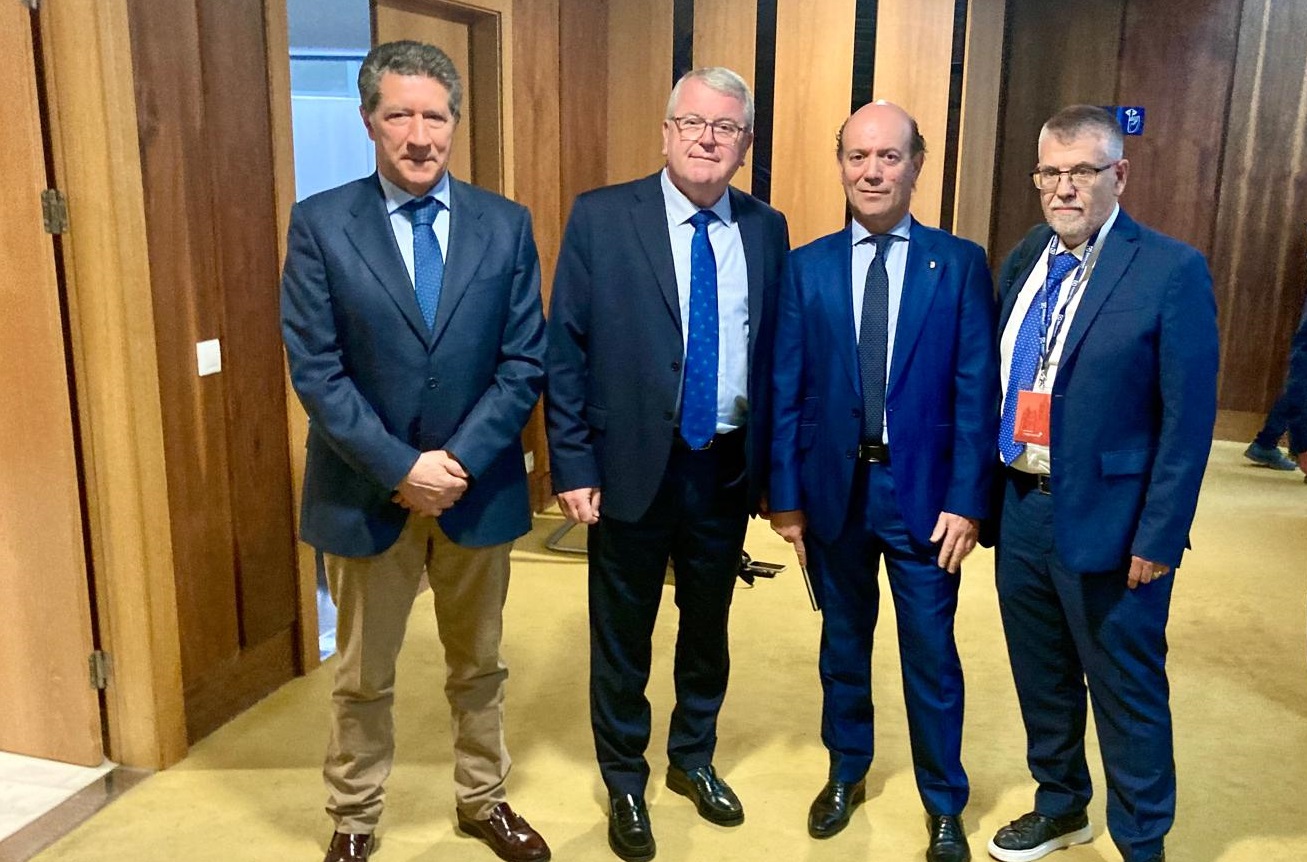 Los gerentes de área y del CAULE con el viceconsejero