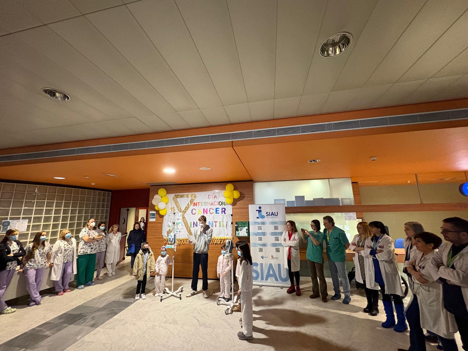 Acto en el vestíbulo principal del Hospital