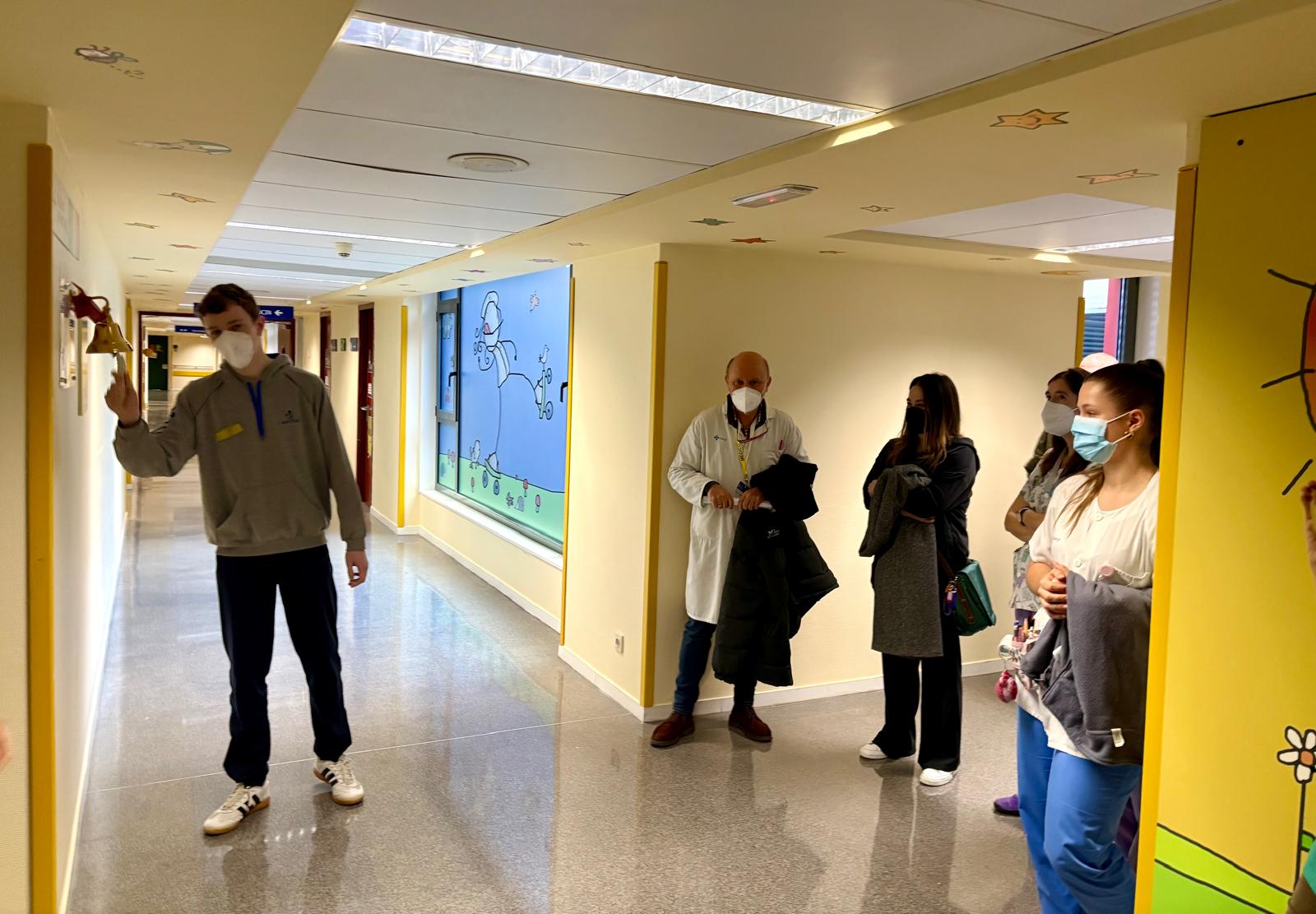 Manu intervino en el acto celebrado con motivo del cáncer infantil y tocó la campana una vez recuperado del cáncer