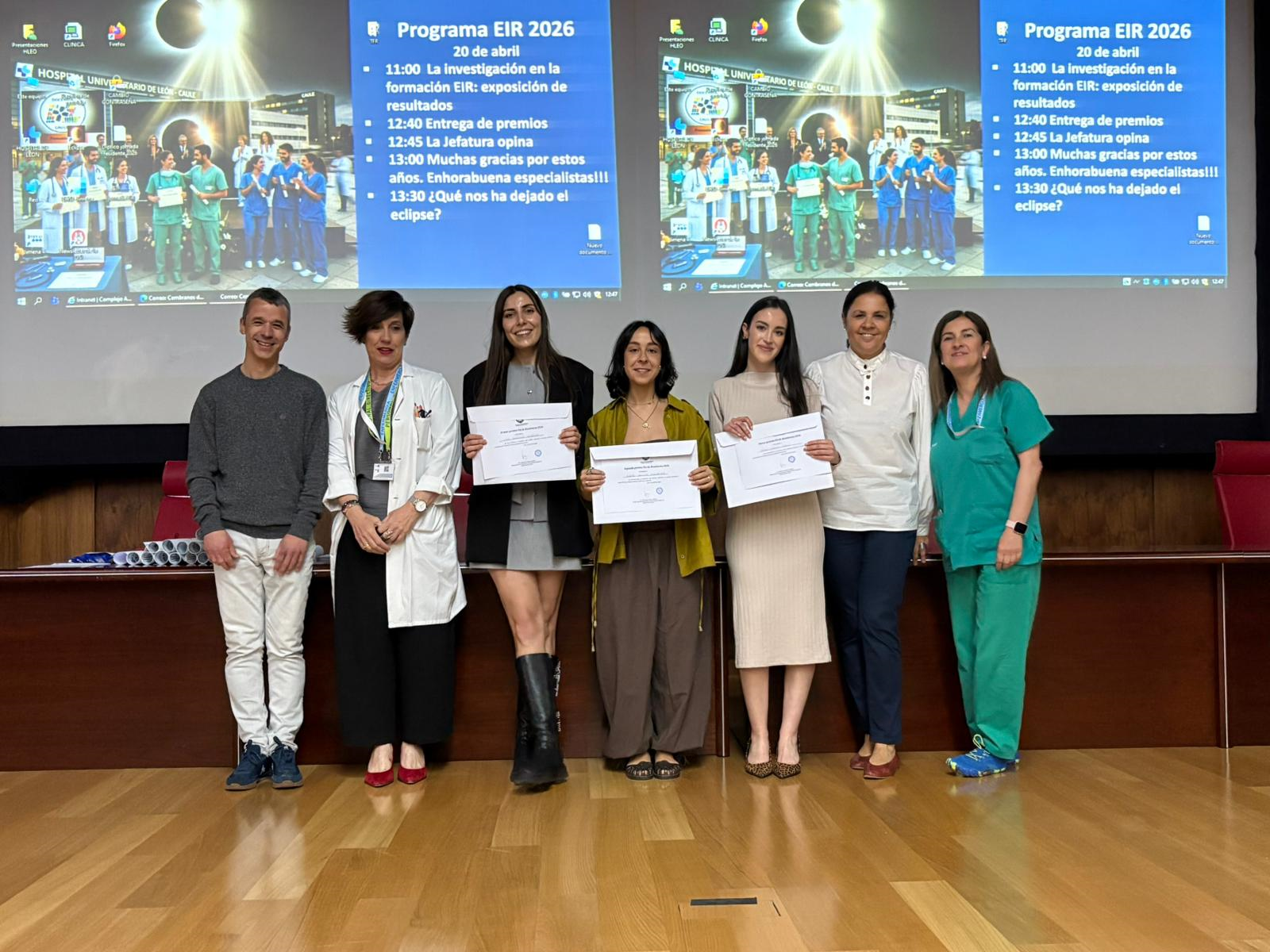 Los premiados con las directoras de Enfermería y responsables del Colegio de Enfermeria