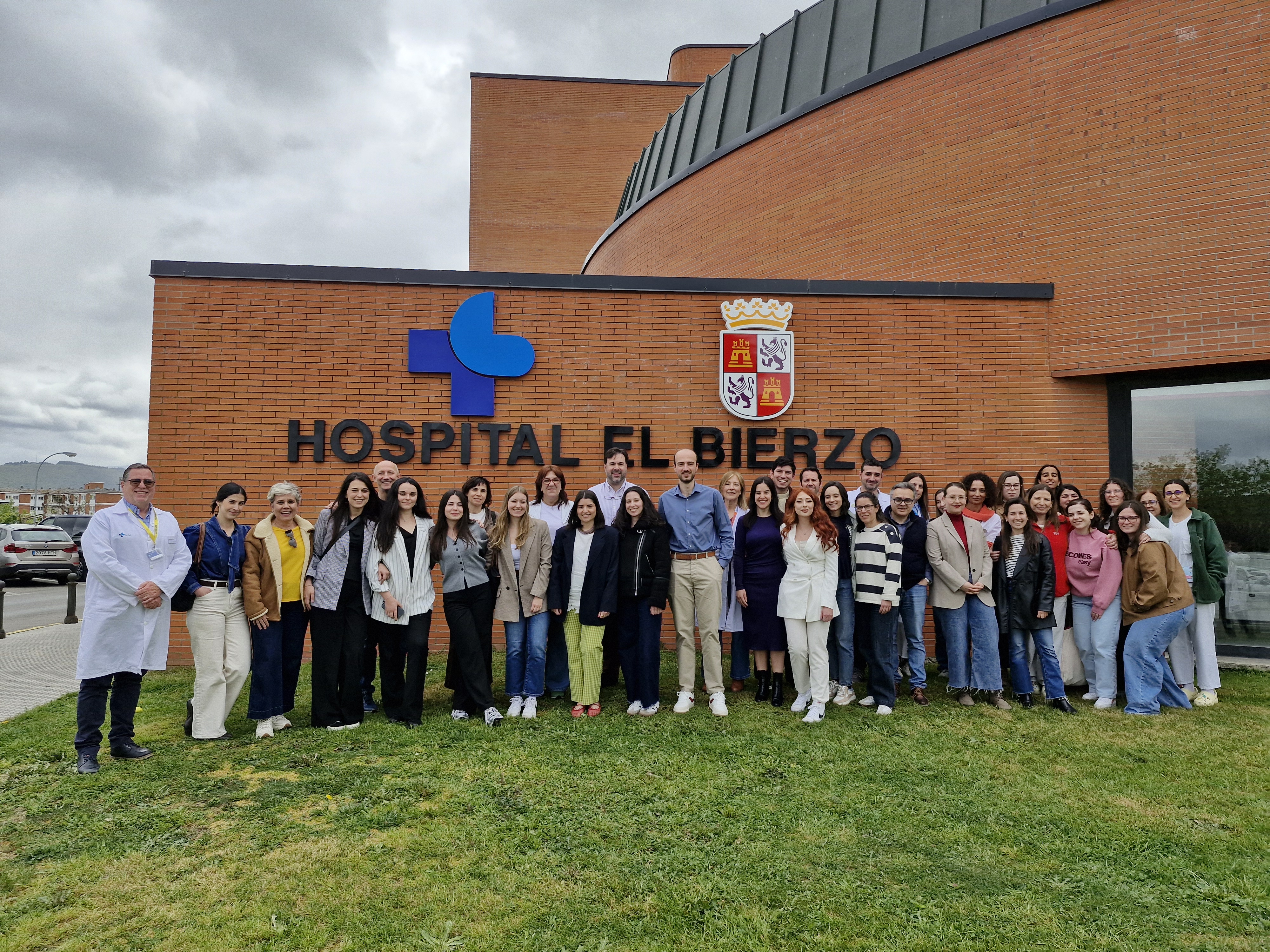 Foto de familia del homenaje a la promoción EIR 2024-2026 de la Gasbi