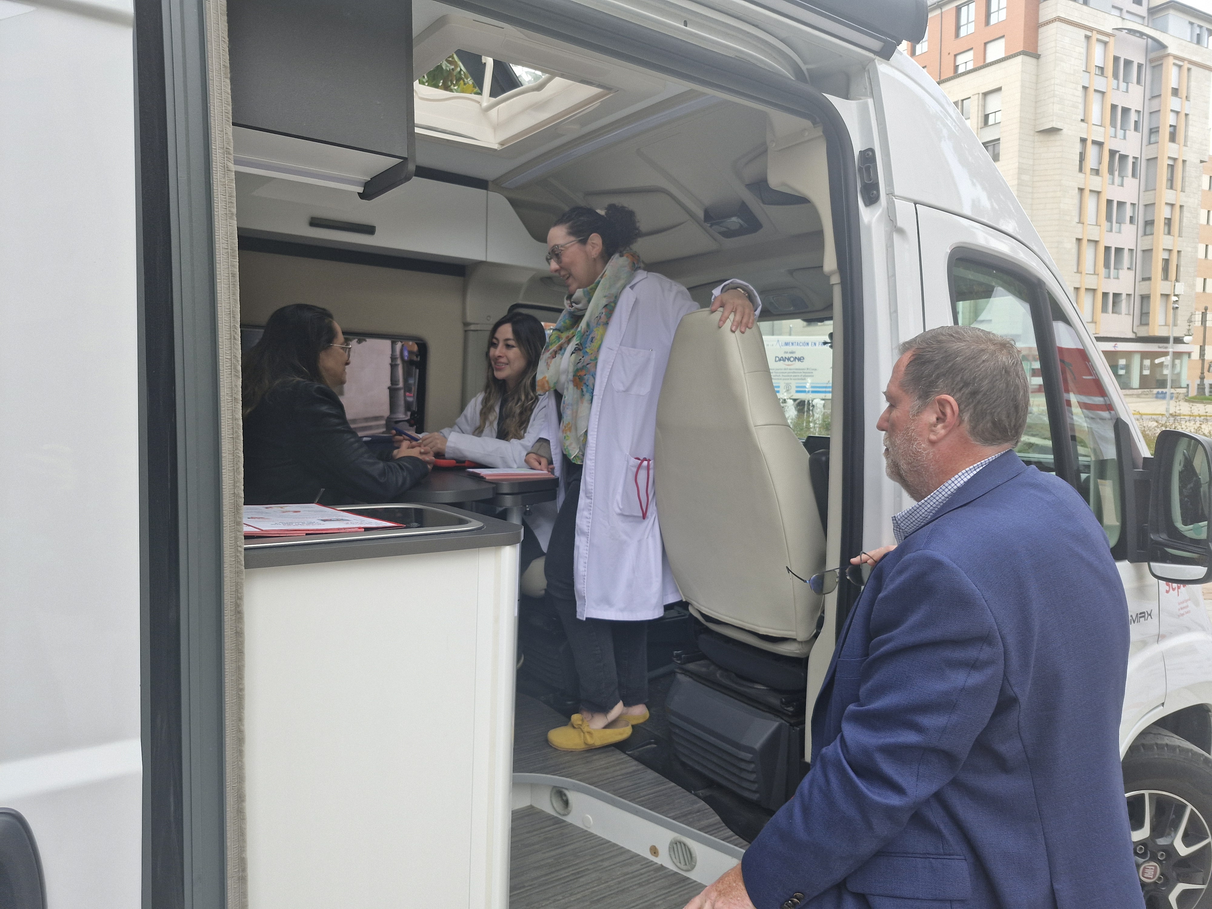 Los profesionales de la Gasbi atienden a una paciente en el camión de la Separ