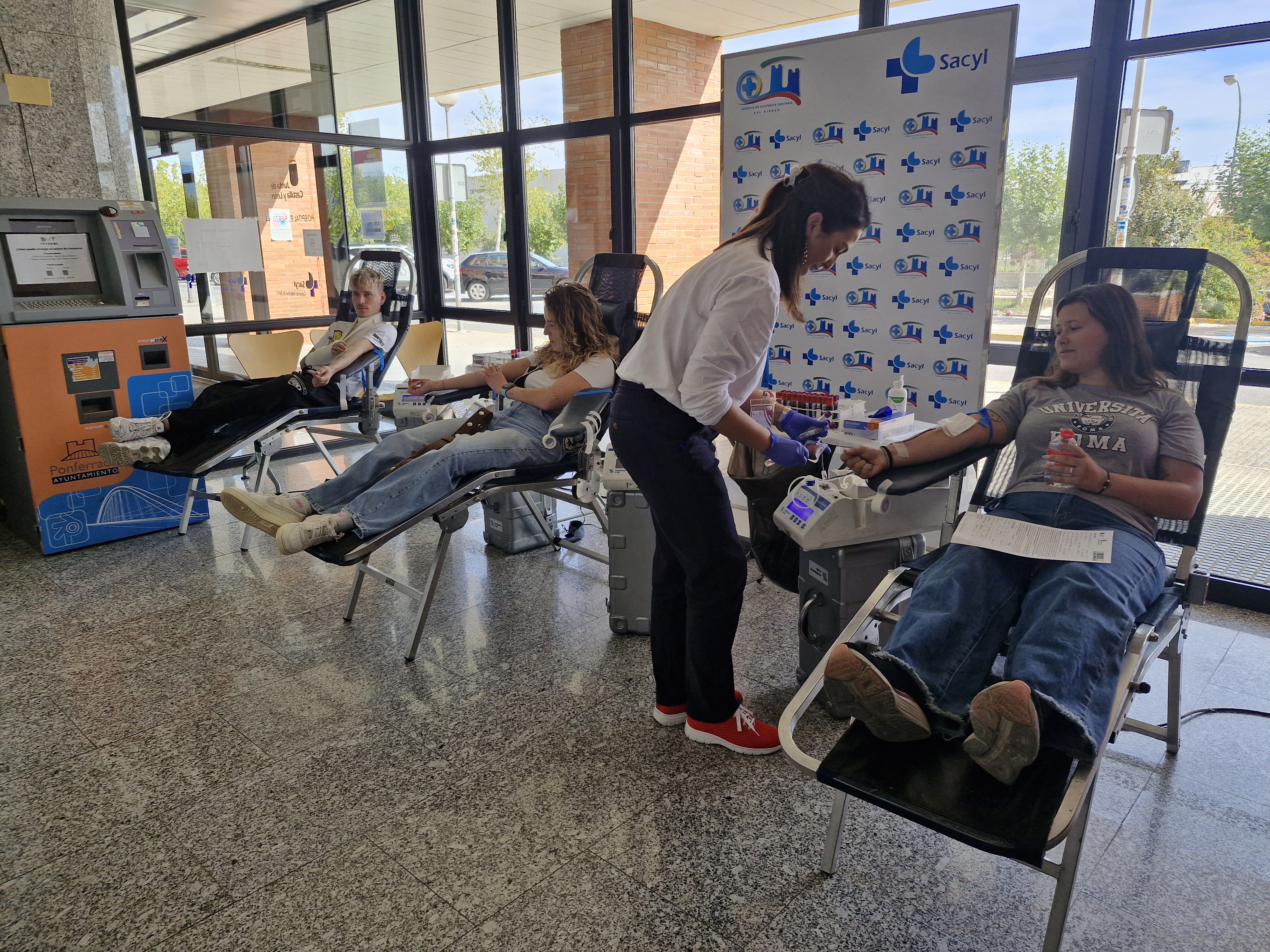 Tres jóvenes donando en la maratón del 18 de septiembre en el Hospital El Bierzo