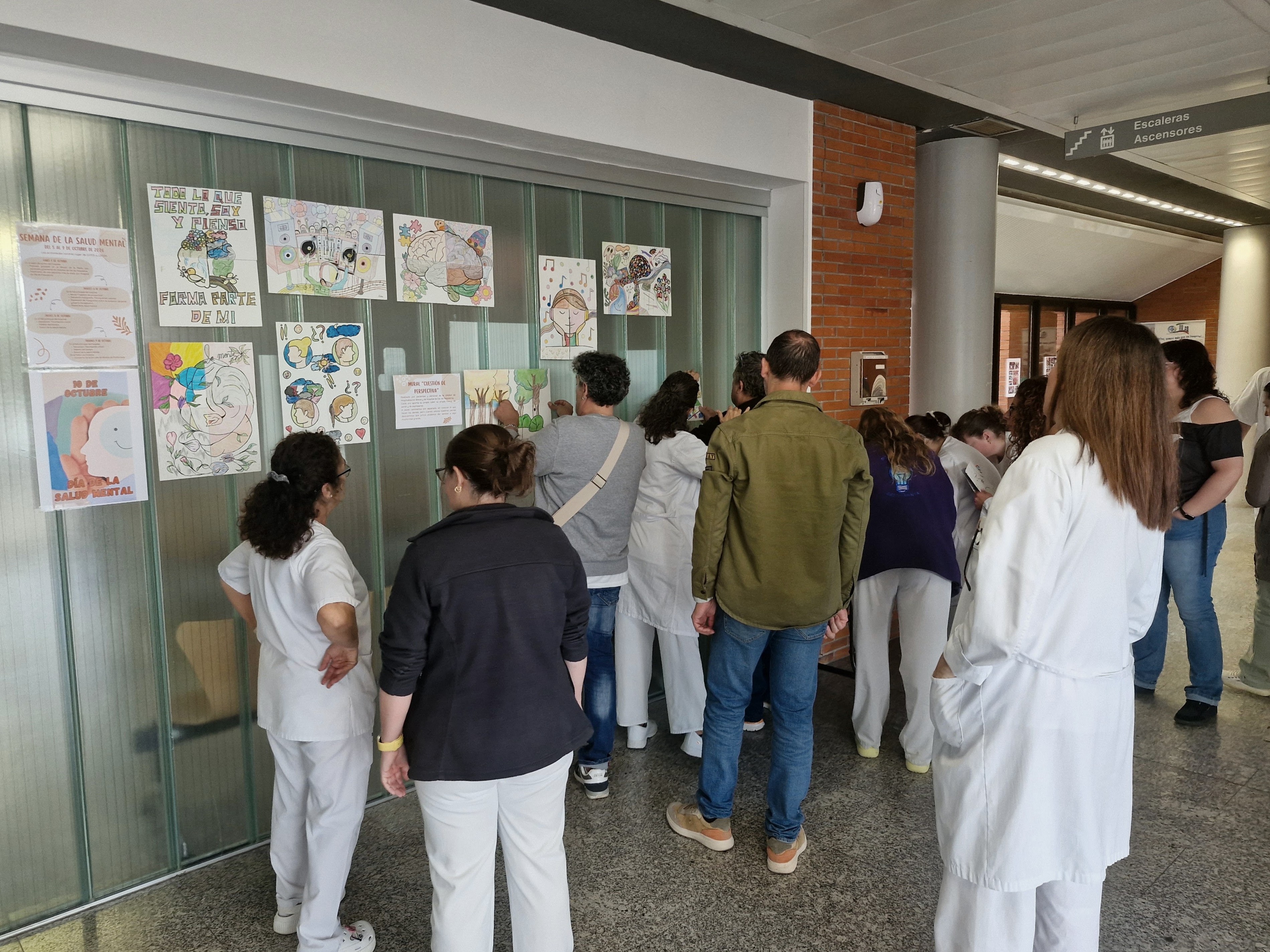 Los pacientes del hospital de día de Psiquiatría de la Gasbi decorando el Hospital El Bierzo (2)