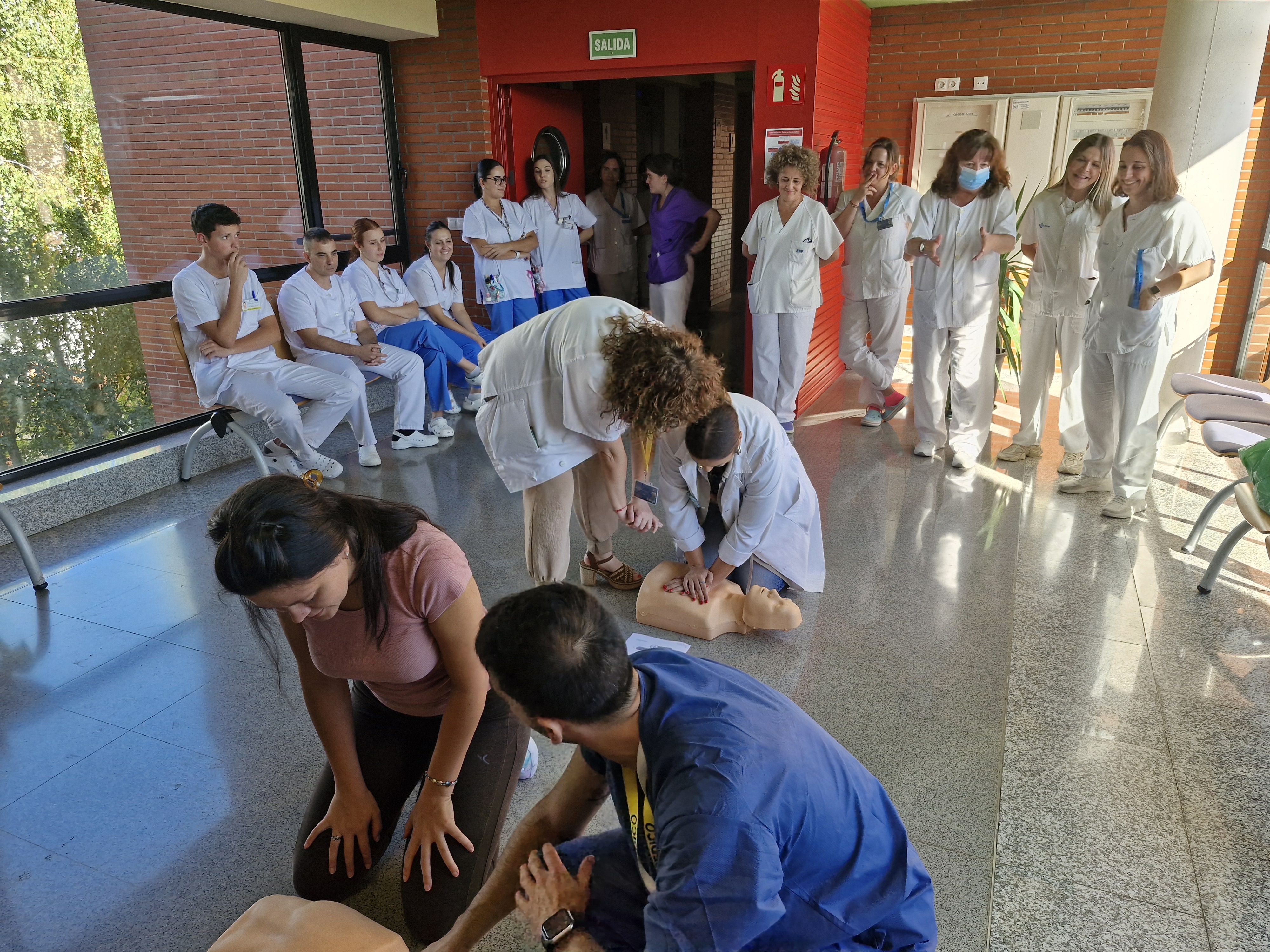 Taller de RCP en el Servicio de Cardiología del Hospital El Bierzo con motivo del Día Mundial de Concienciación ante la Parada Cardiaca (4)