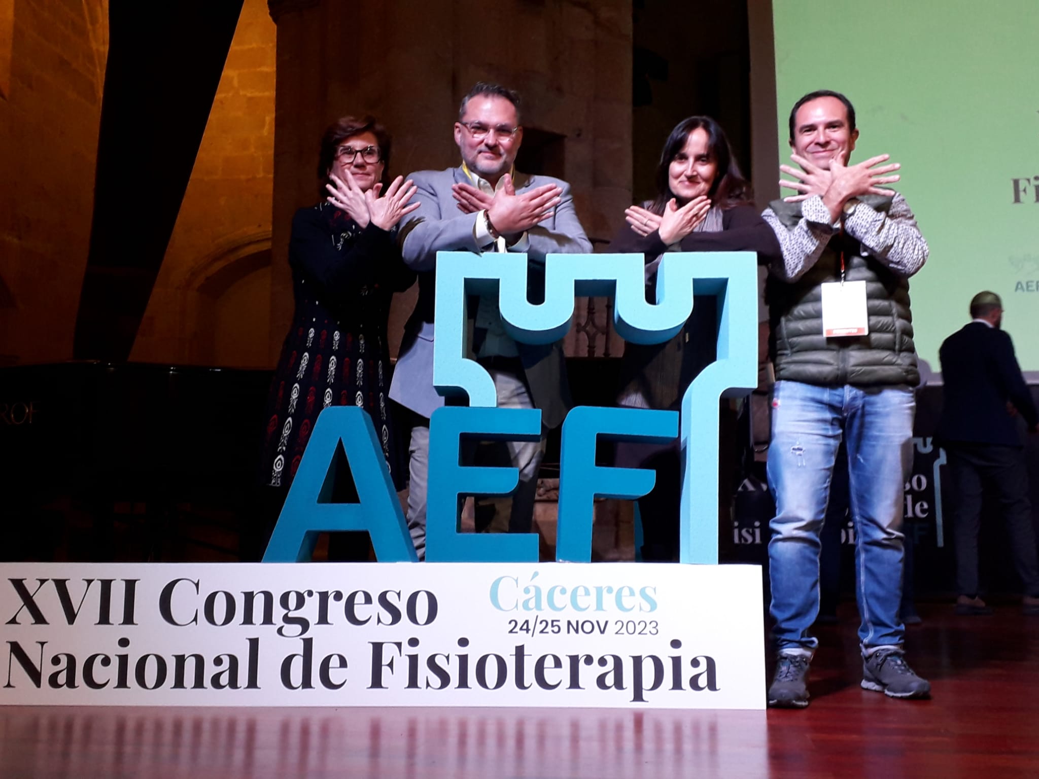 Miembros de la Asociación Española de Fisioterapeutas en Atención Primaria y Salud Comunitaria con Michel Landry presidente de la Confederación Mundial de Fisioterapia.