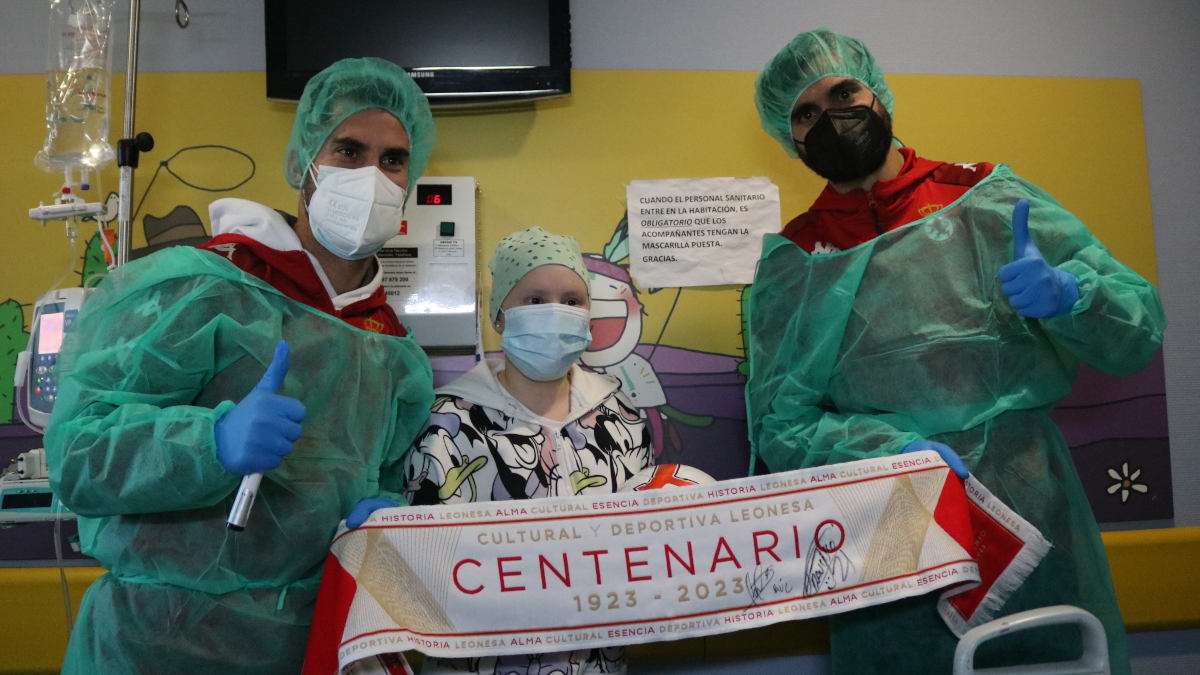 La visita a los niños de la de Pediatría en la víspera de llegada de los Reyes Magos | Complejo Asistencial Universitario León